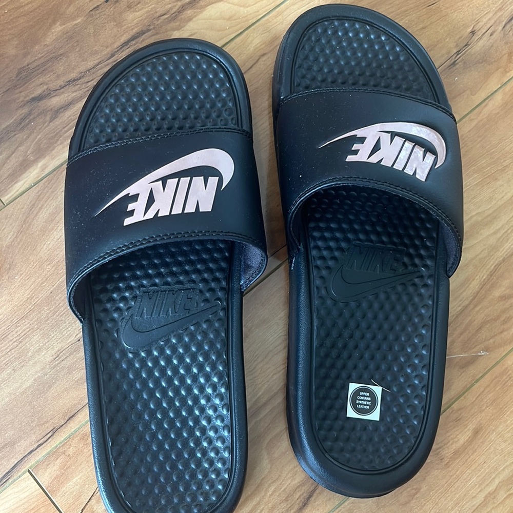 Nike benassi slides women’s size 9 metallic pink and black